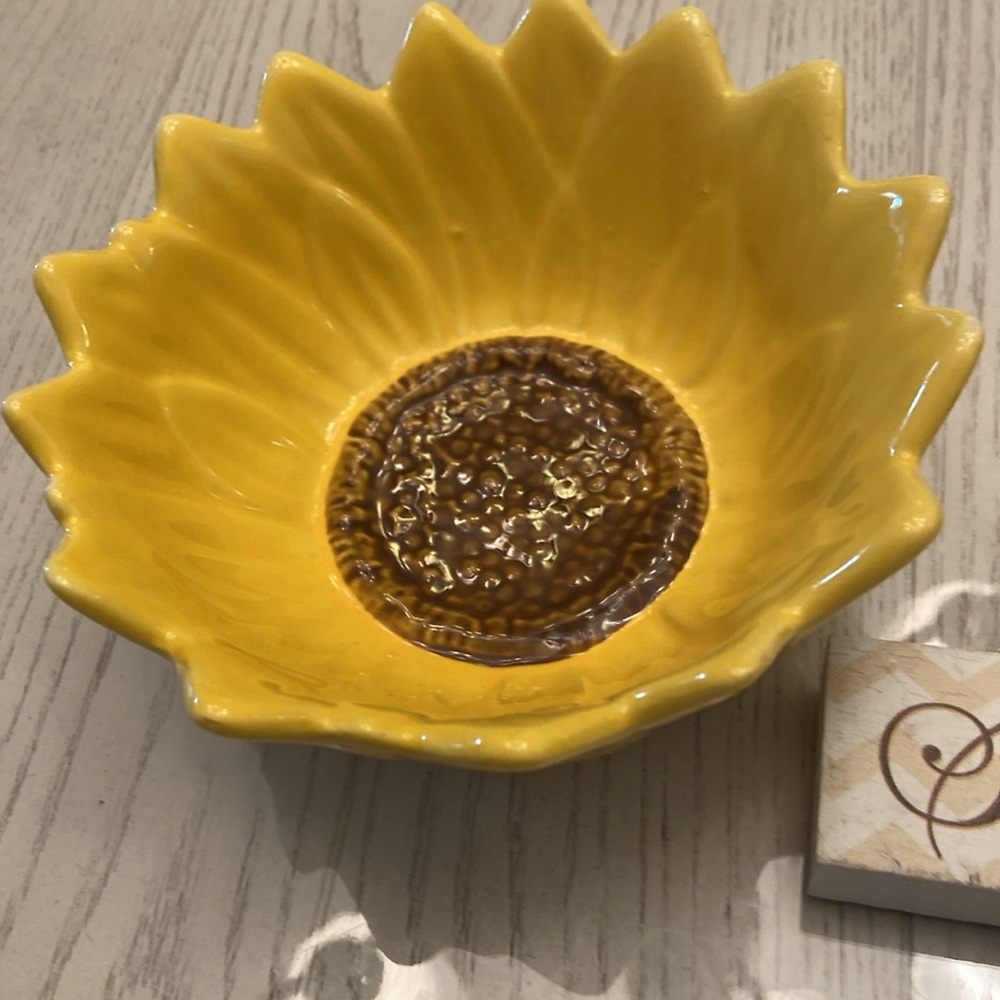 NWOT Sunflower Bundle - Picture 2 of 6